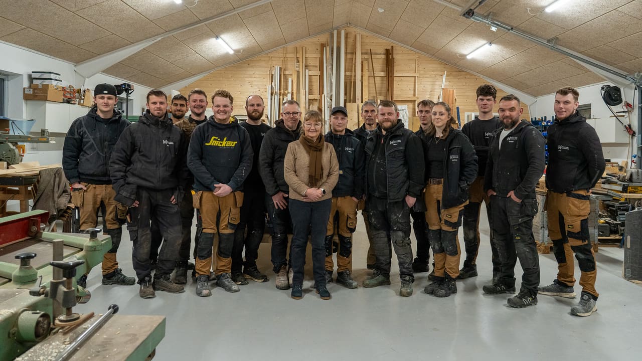 Hele holdet fra Magnus Haahr Tømrerforretning samlet i værkstedet i Nørre Nebel
