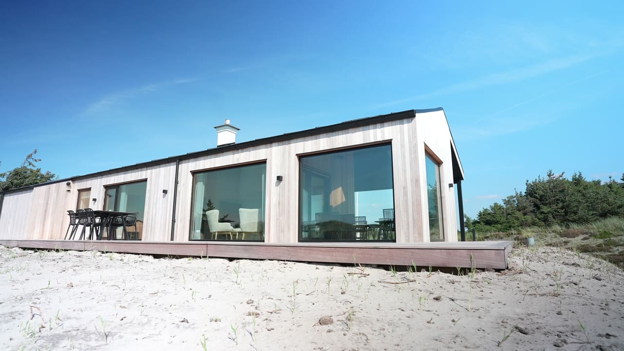 Stor træterrasse langs sommerhuset i Hvide Sande