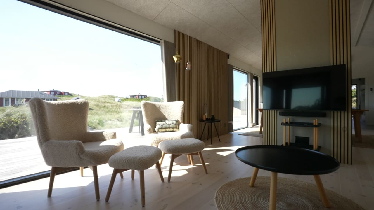 Lænestole ved vinduespartiet i sommerhuset i Hvide Sande