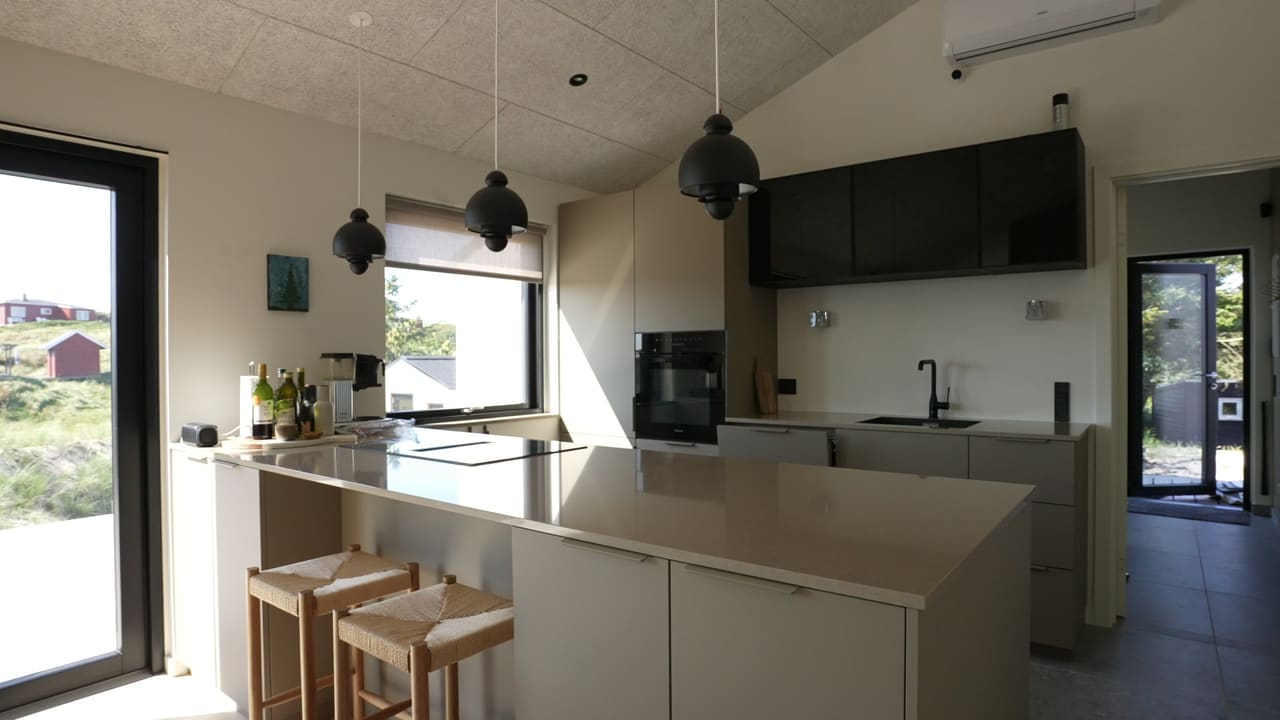 Åbent køkken med ø i sommerhuset i Hvide Sande