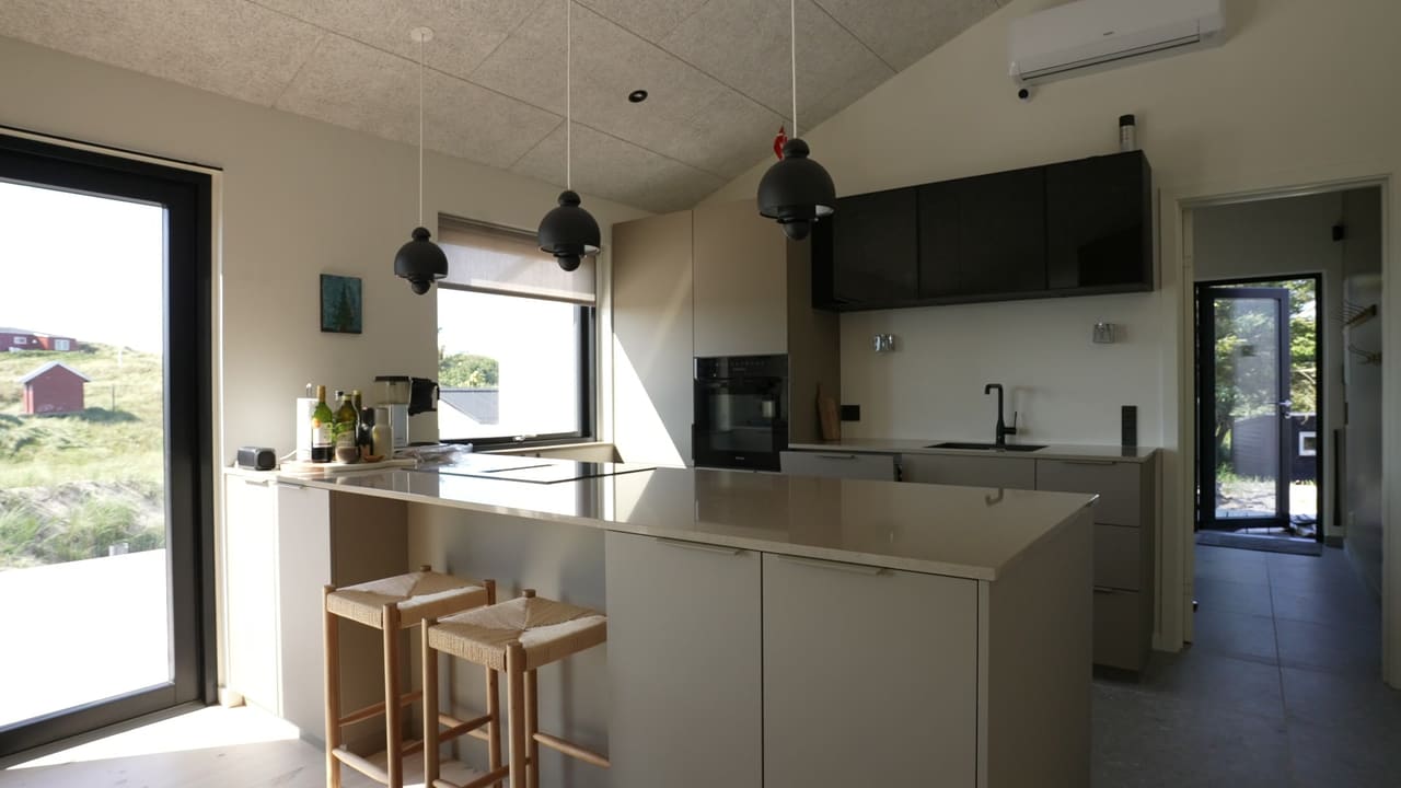 Overdækket terrasse med udsigt over klitterne ved Hvide Sande