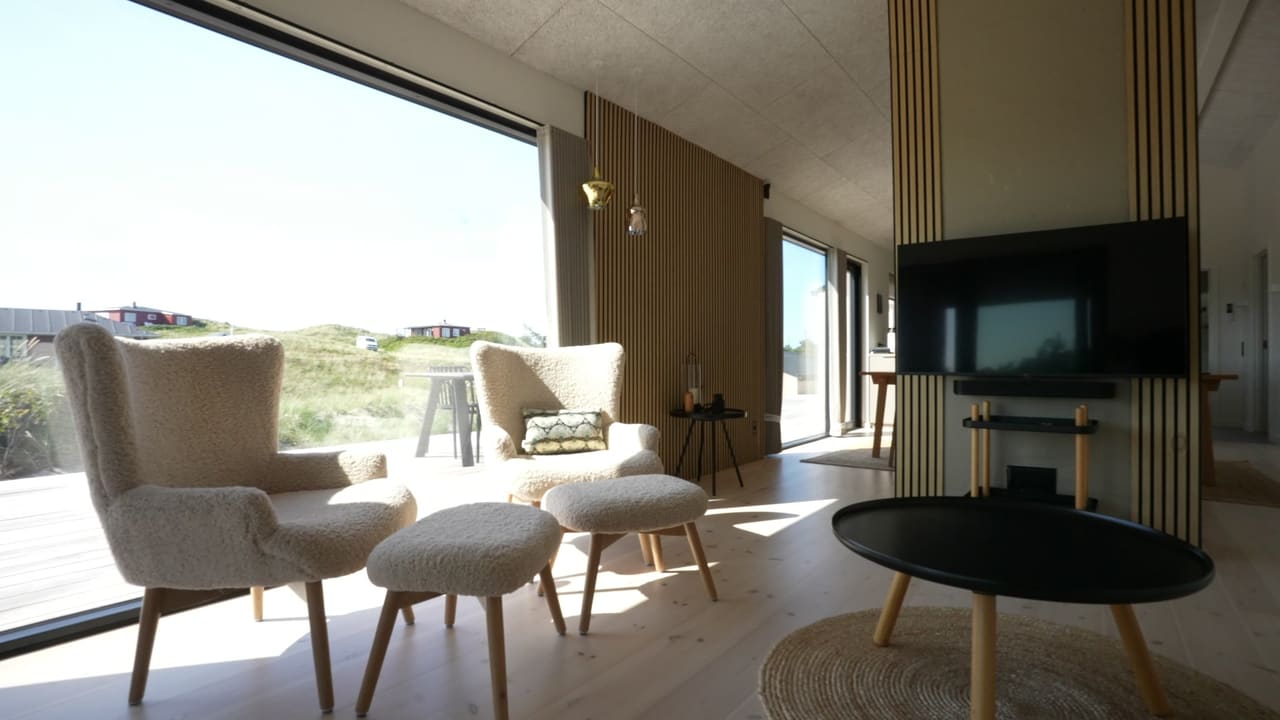 Ovenlys i det høje loft i sommerhuset i Hvide Sande