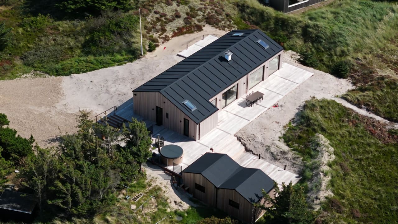 Sommerhuset i Hvide Sande set fra luften mellem klitterne