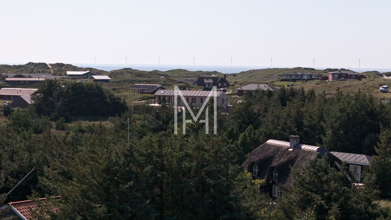 Tømrer fra Magnus Haahr Tømrerforretning i arbejde ved sommerhuset