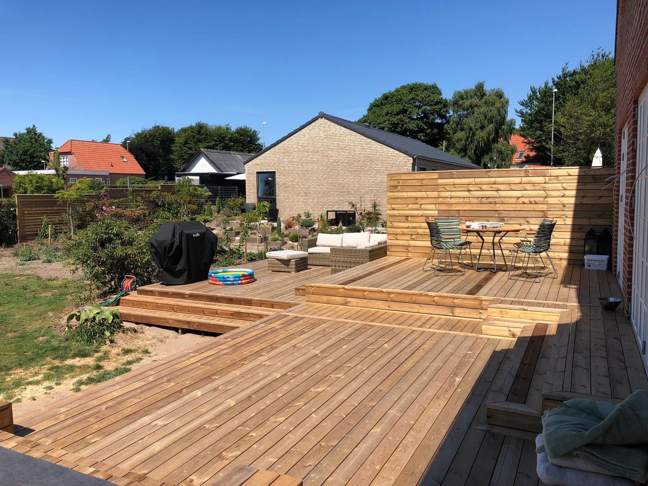 Træterrasse i flere niveauer med trappe og læhegn
