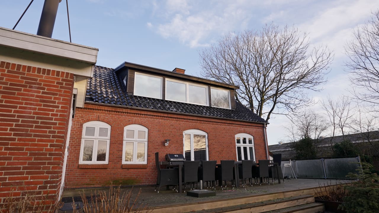 Rødstenshus med nye kviste
